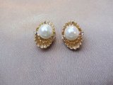 Vintage 1980s Faux Pearl Gold Tone Clip on Earrings